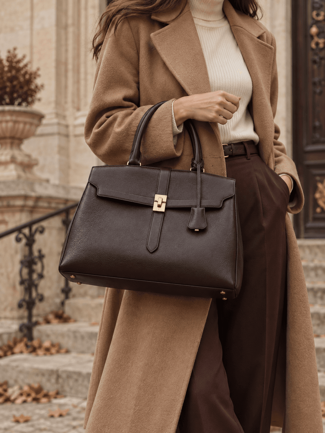 Dunkelbraune Ledertasche zu einem hellen Wollmantel